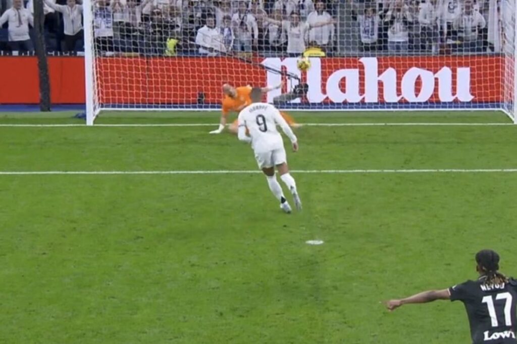 Mbappé tirando a lo panenka
