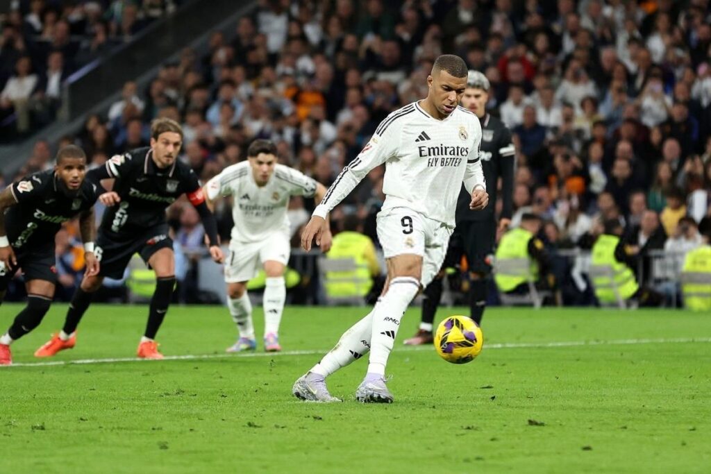 El gesto de Bellingham con el panenka de Mbappé: lo dice todo Mbappé tirando a lo Panenka