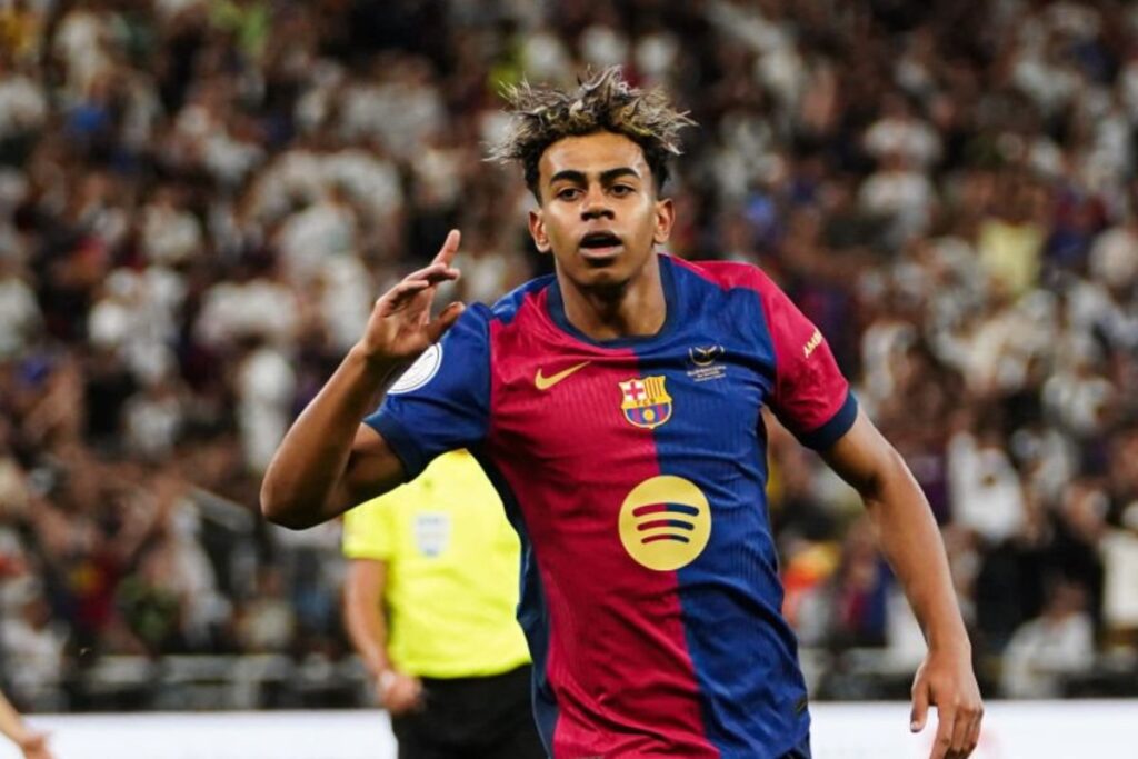 Lamine Yamal celebrando un gol con el Barça