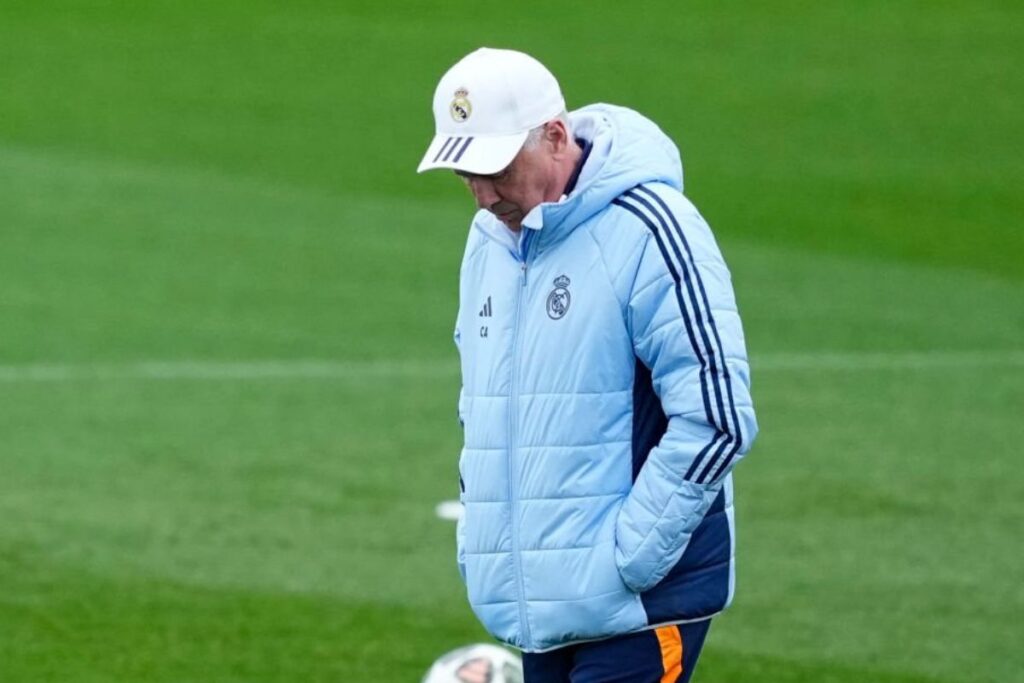 Ancelotti pensativo en un entrenamiento