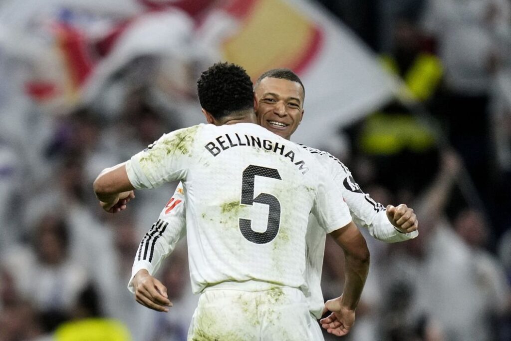Mbappé y Bellingham abrazándose