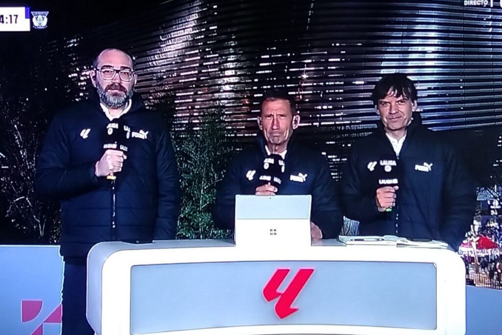 La última de Movistar: esconden imágenes de la falta a Rodrygo Carlos Martínez, Axel Torres y Morientes haciendo la previa fuera del Bernabéu