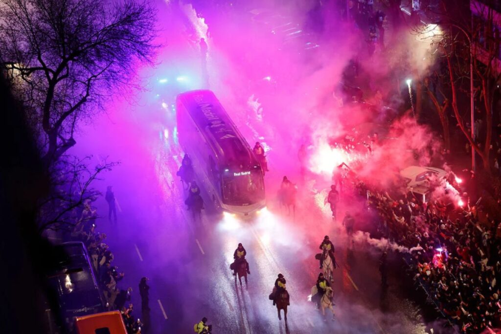 El autobús del Real Madrid llegando al Bernabéu