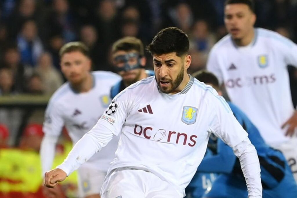 Asensio tirando un penalti con el Aston Villa