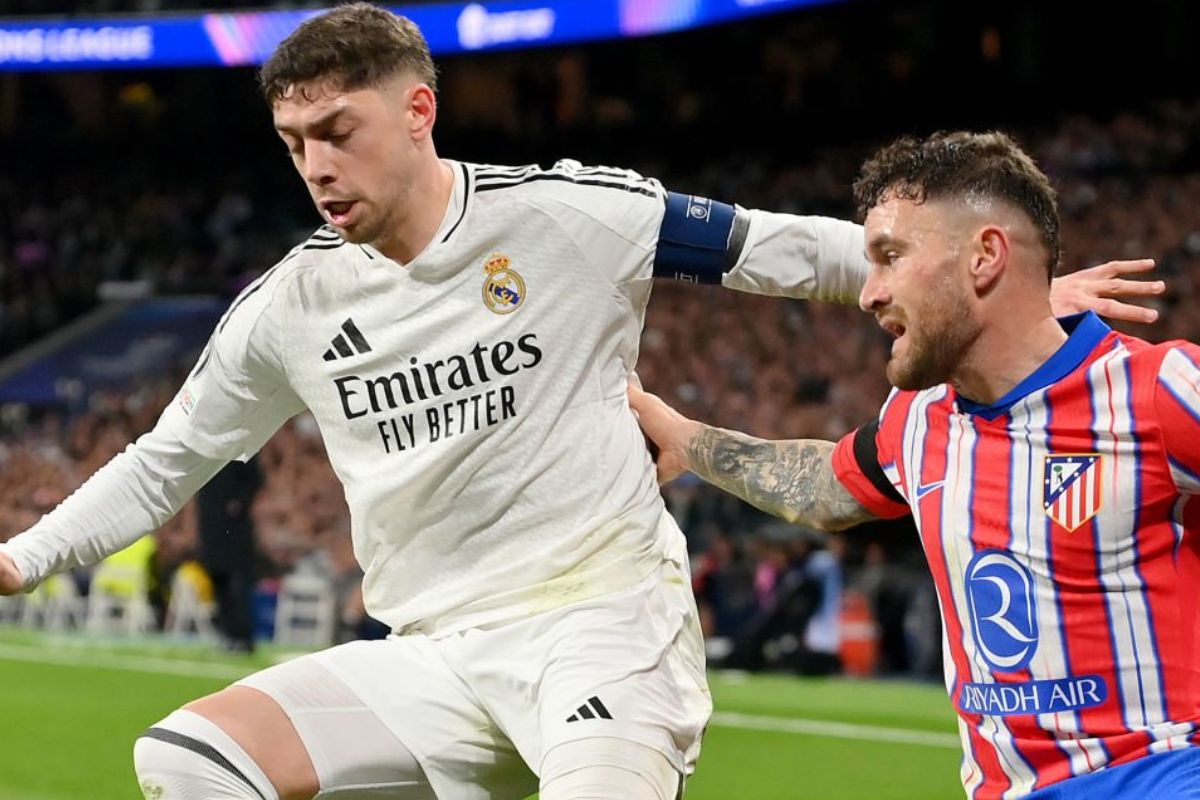 Fede Valverde pugnando por un balón con Galán