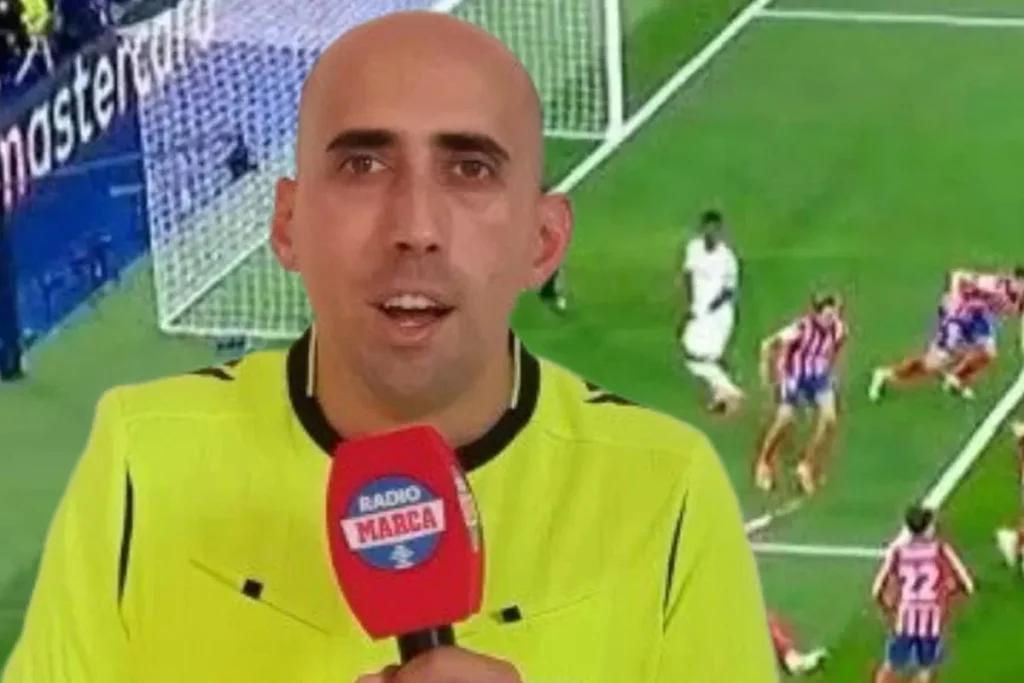 Pavel Fernandez con el micrófono de Radio Marca y de fondo la posición de Vinicius en el gol de Brahim