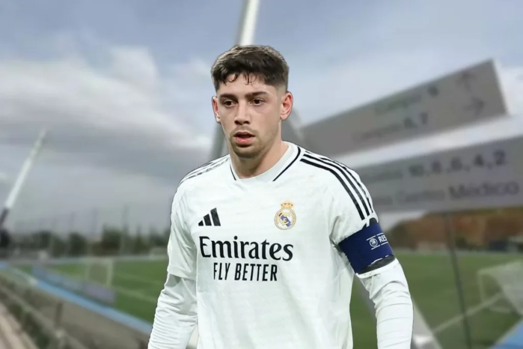 Fede Valverde en un partido y de fondo Valdebebas