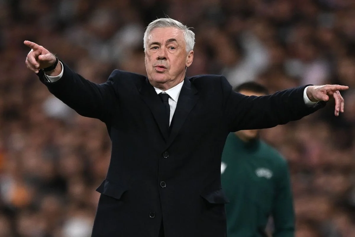 Ancelotti dando órdenes en un partido
