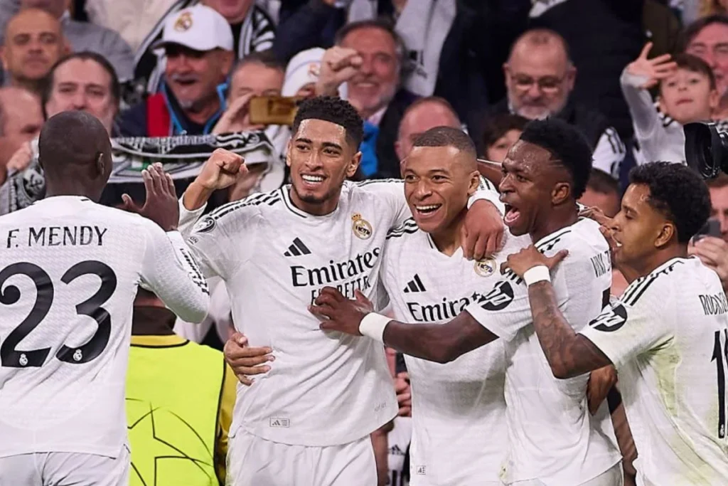 El Real Madrid celebrando un gol de Mbappé en el Bernabéu