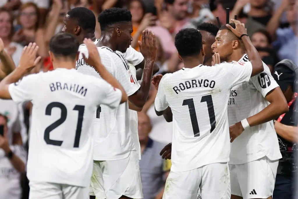 Posibles onces del Villarreal VS Real Madrid Jugadores del Real Madrid celebrando un gol en el Bernabéu
