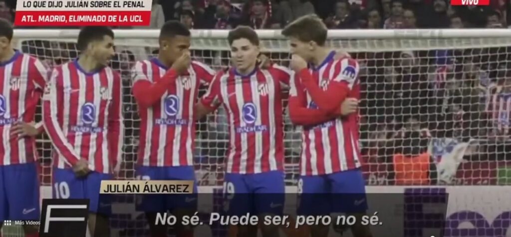 Julián hablando con sus compañeros tras el penalti