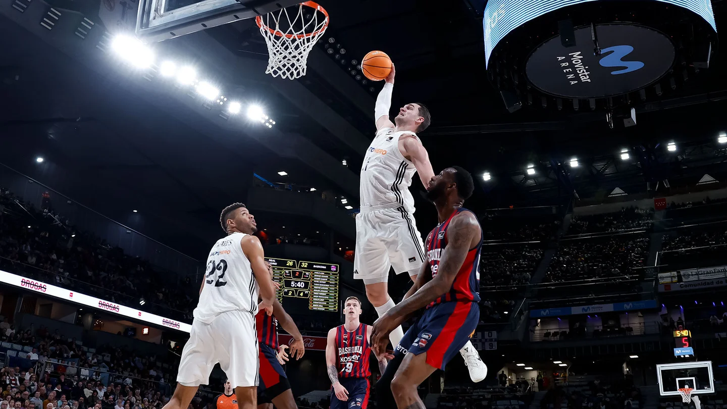Canasta de Hezonja ante el Baskonia (Real Madrid)