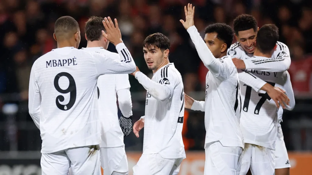 Cambio radical: el Real Madrid busca otro plan en el mercado de fichajes Jugadores del Real Madrid celebrando un gol