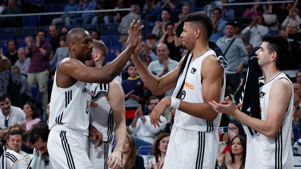 El Real Madrid celebrando con Ibaka