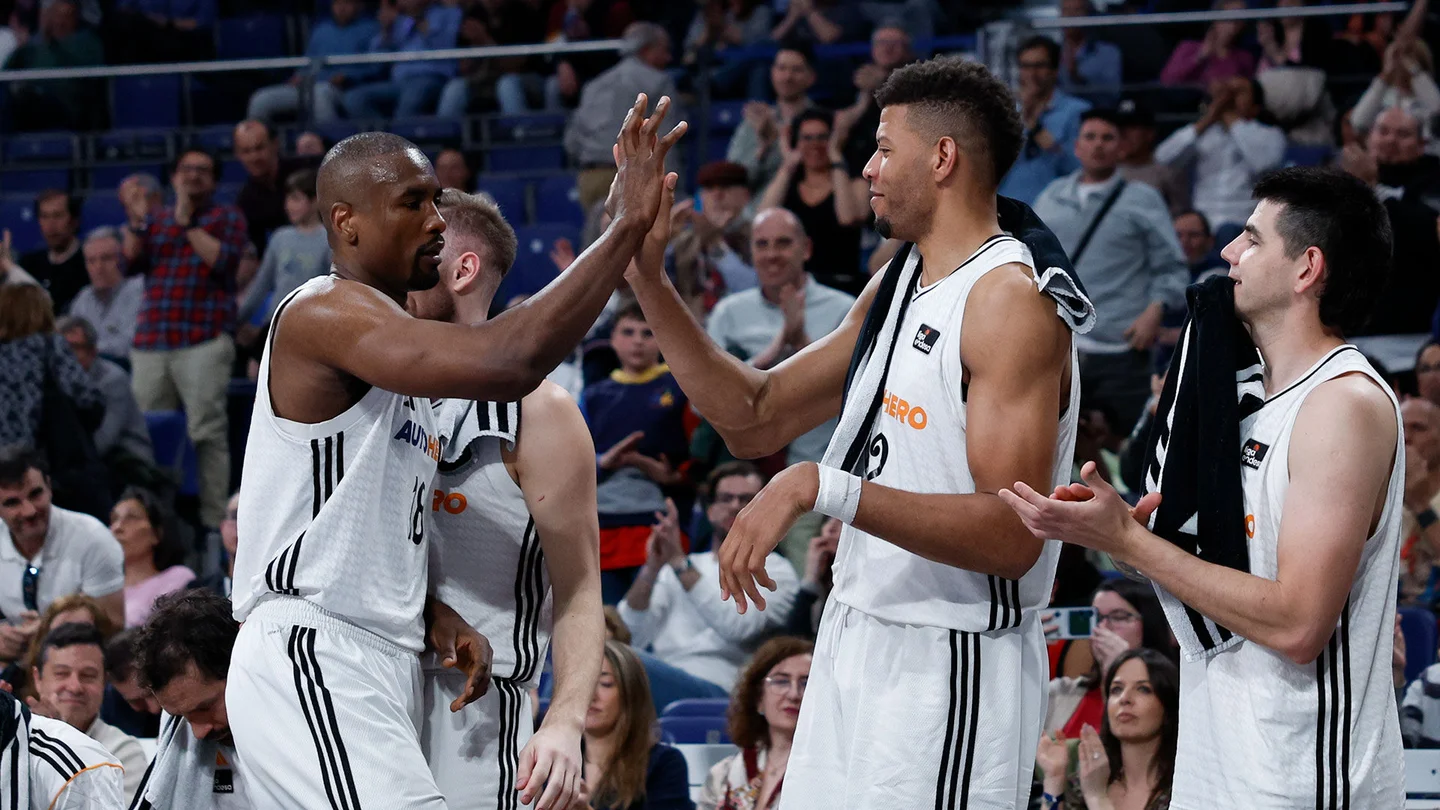 El Real Madrid celebrando con Ibaka