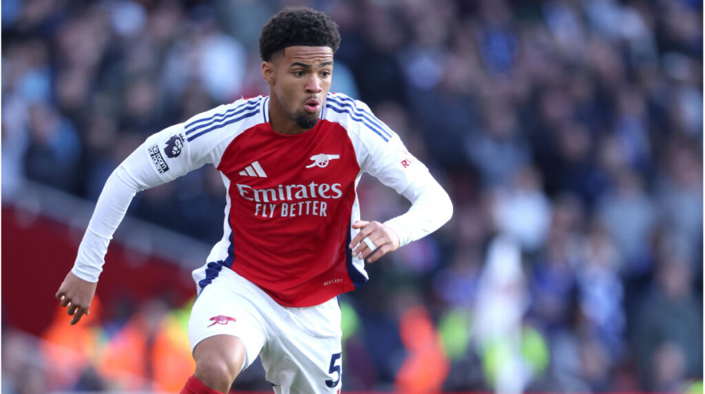 Ethan Nwaneri en un partido con el Arsenal