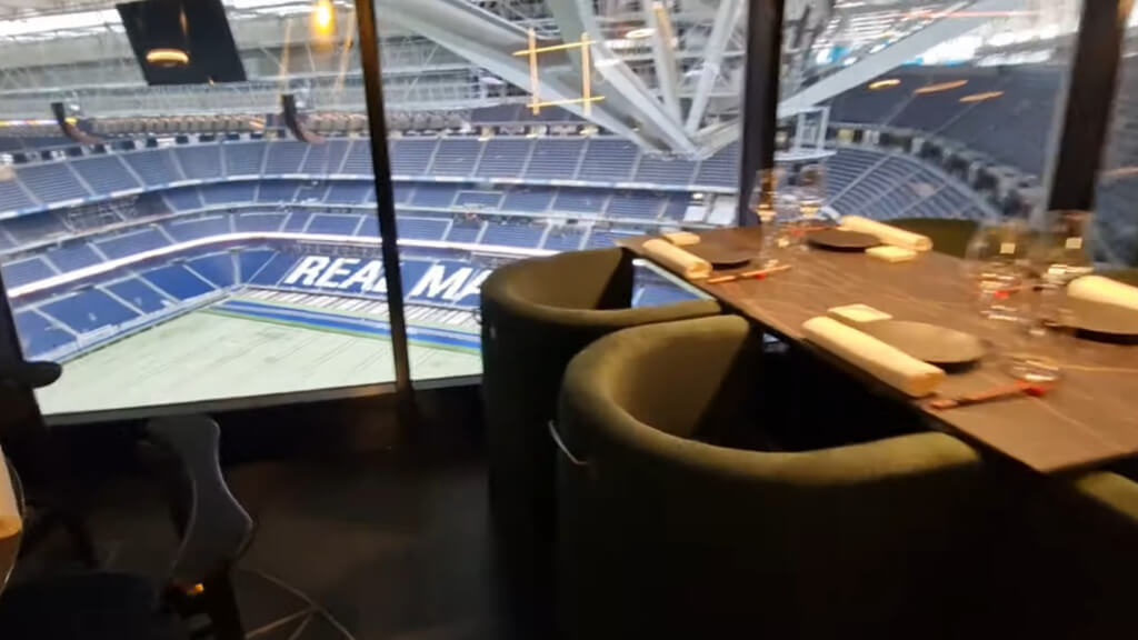 El restaurante del nuevo Bernabéu y sus vistas desde una mesa