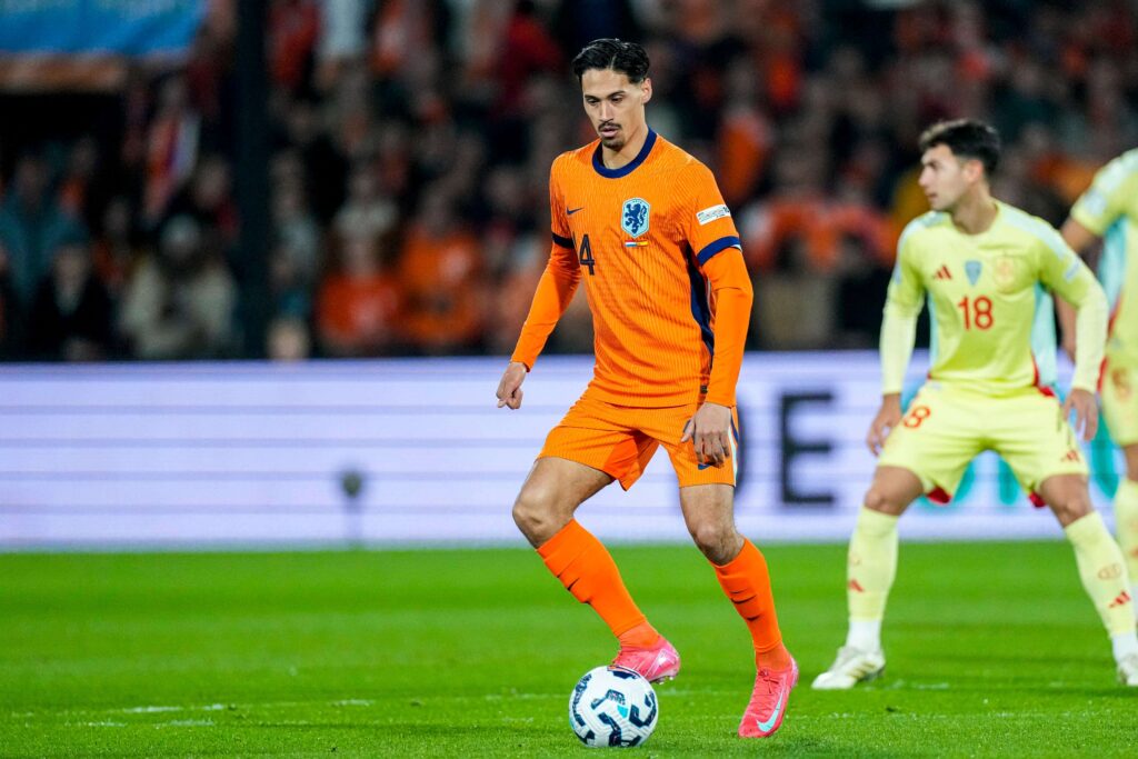 Tijjani Reijnders jugando contra España