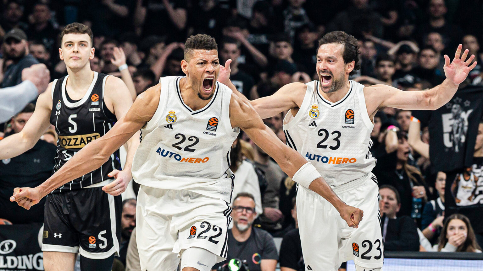 Tavares celebrando su canasta en Belgrado