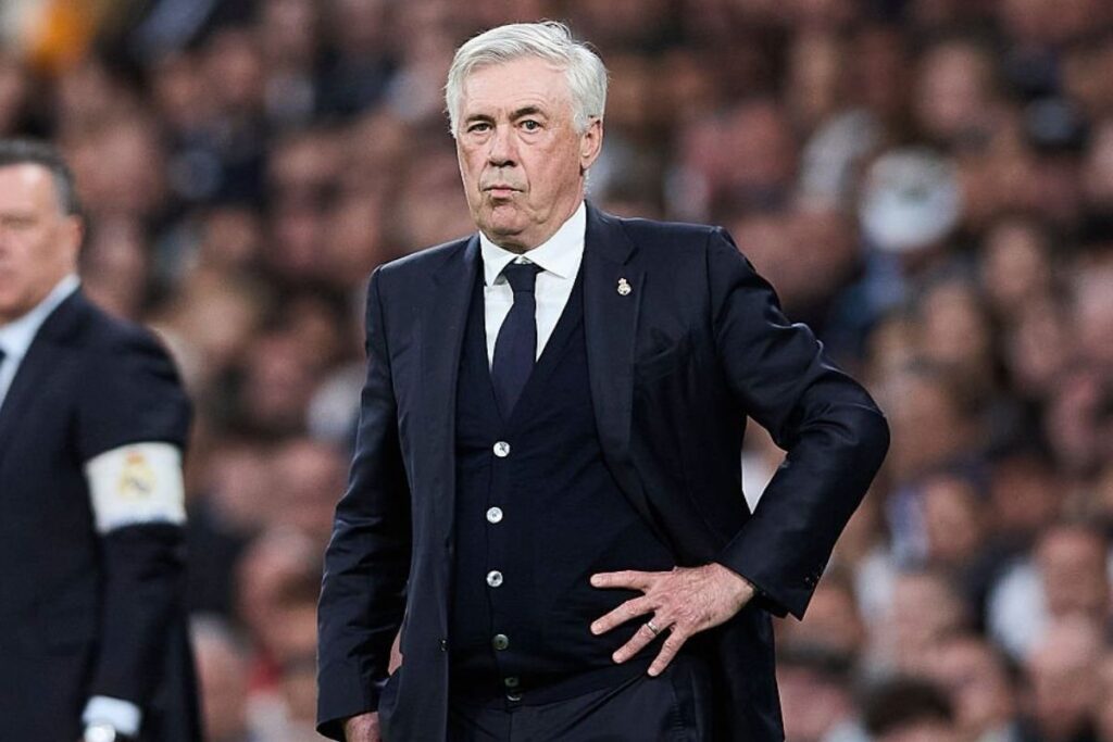 Ancelotti mirando un partido de pie