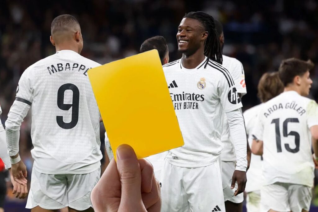 Jugadores del Real Madrid y una cartulina amarilla delante
