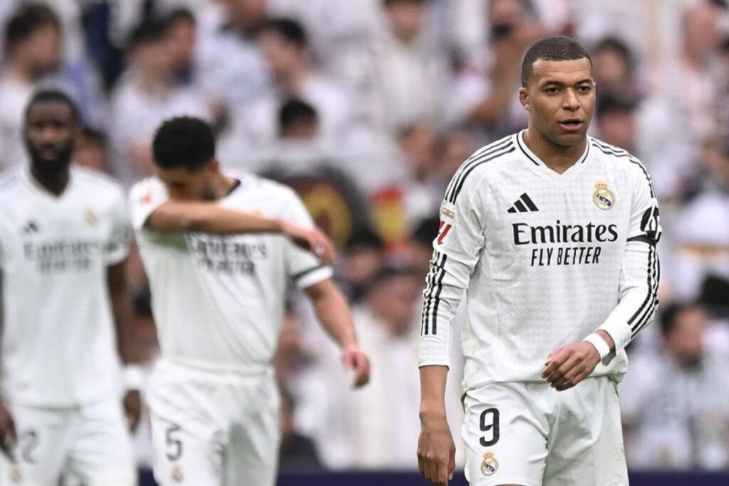 Jugadores del Real Madrid tras encajar gol ante el Valencia