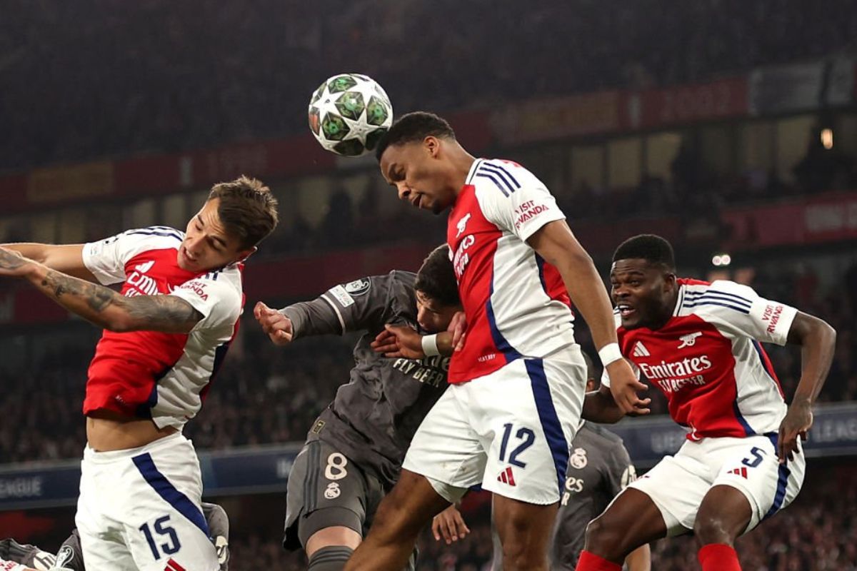 Jugadores del Arsenal y Real Madrid peleando por un balón