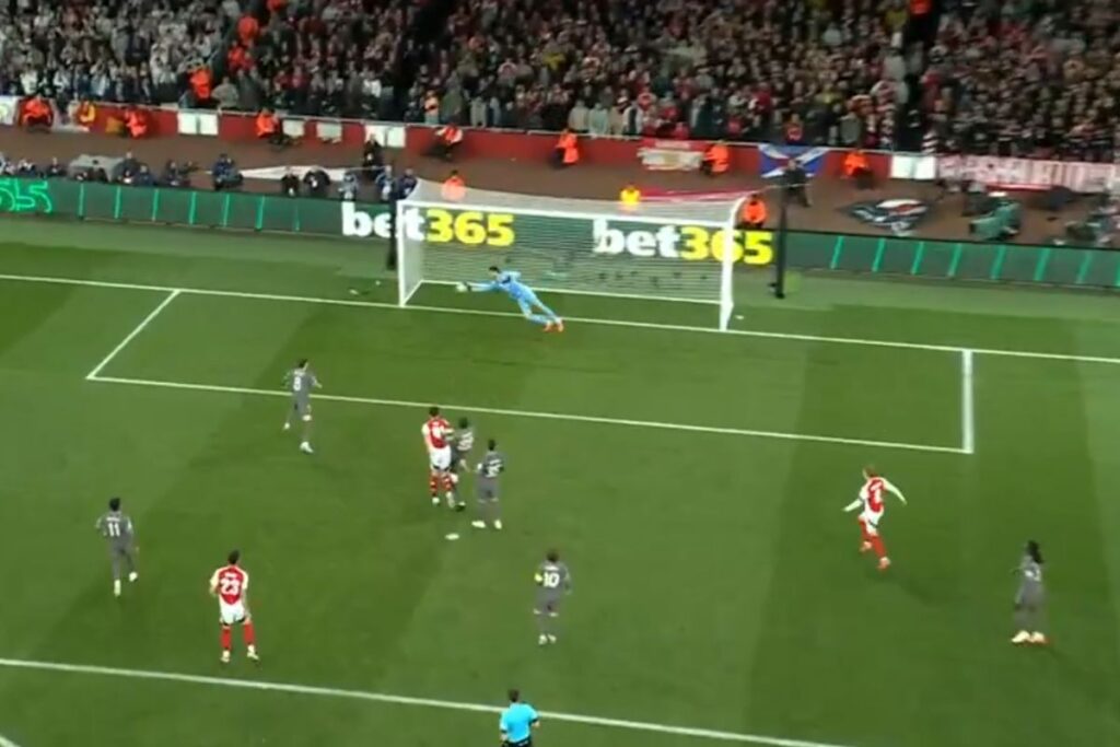 Así fue la doble parada salvadora de Courtois: por esto es el mejor del mundo La parada de Courtois en el Arsenal-Real Madrid