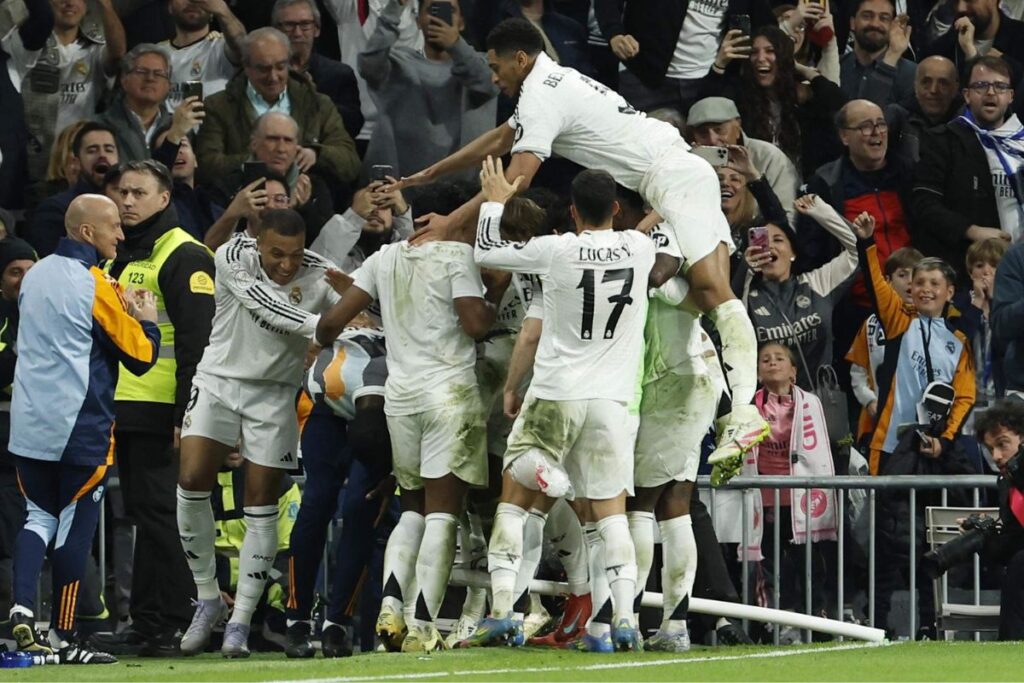 Se abren las puertas del manicomio: ¿Y si sí? Jugadores del Real Madrid celebrando un gol en el Bernabéu