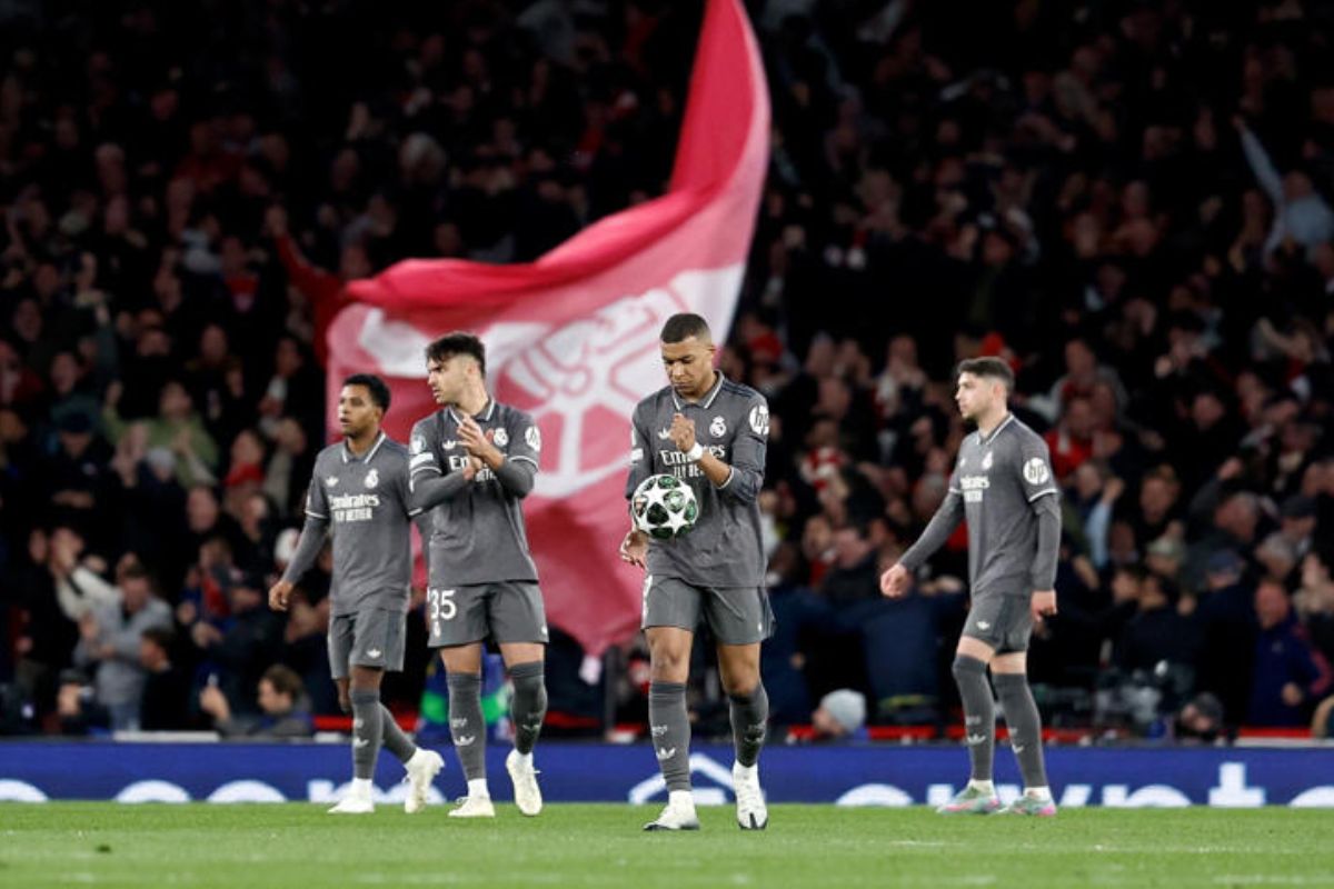 Mbappé y algunos jugadores tras encajar un gol del Arsenal