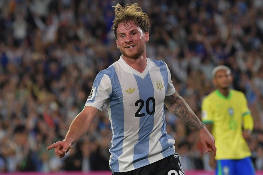 Mac Allister celebrando un gol con Argentina