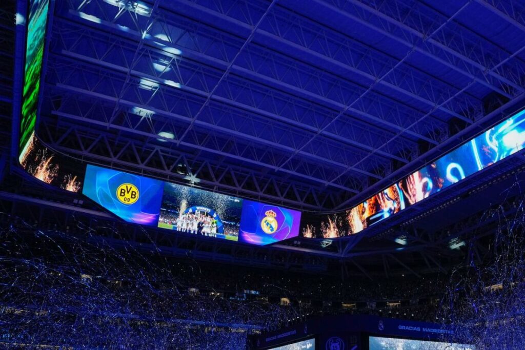 Las luces de la cubierta del Bernabéu por dentro
