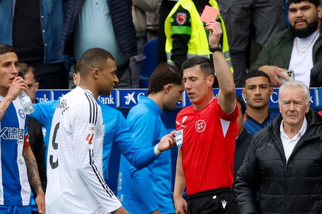 Mbappé viendo la roja de Soto Grado