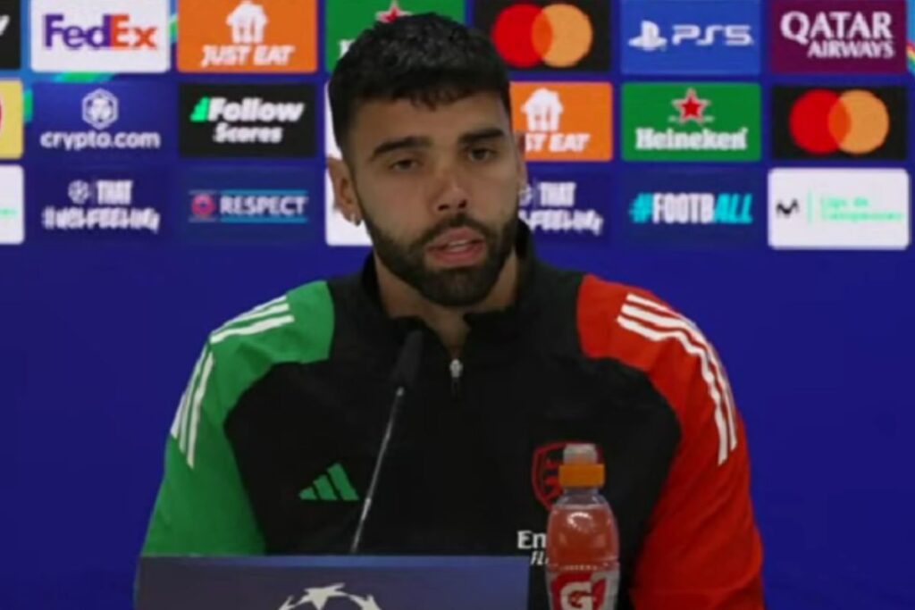 David Raya en rueda de prensa
