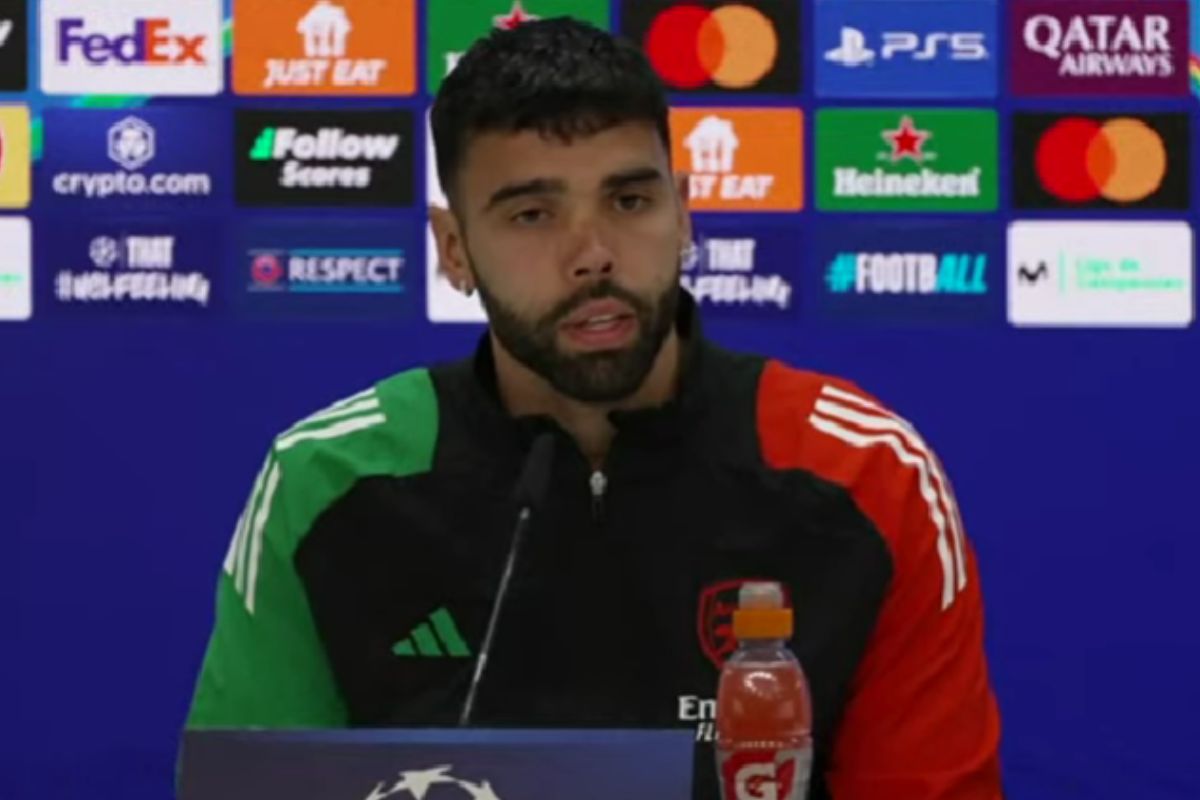 David Raya en rueda de prensa