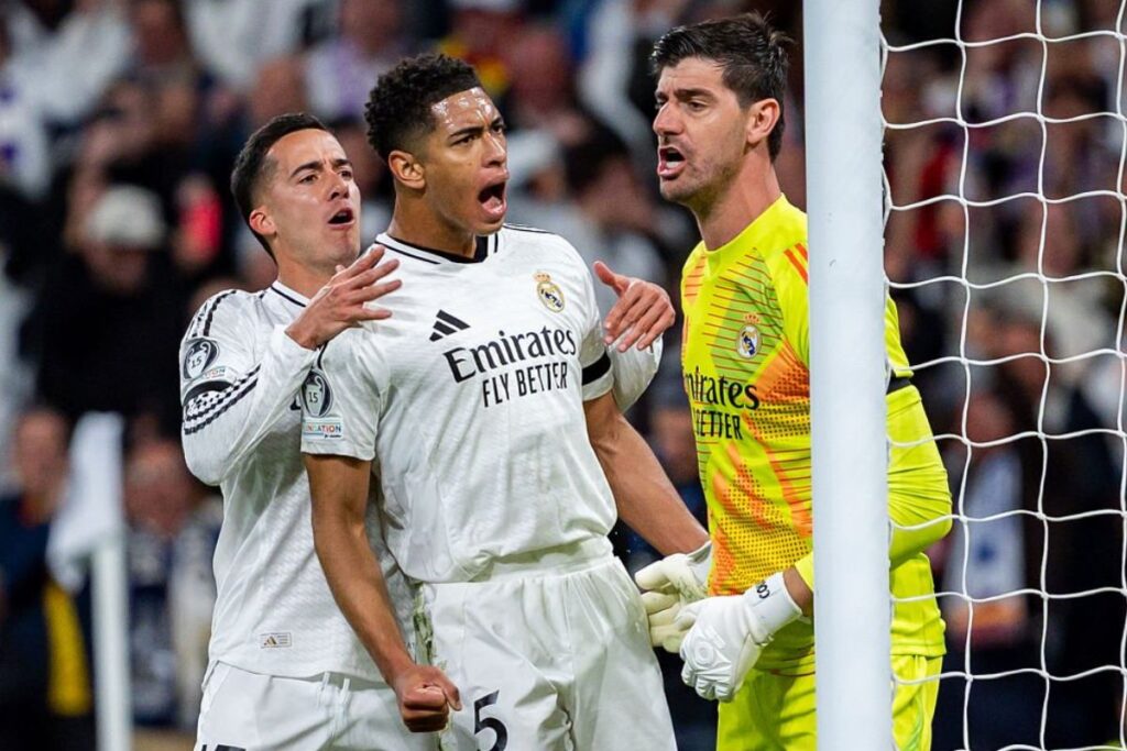 Courtois celebrando su penalti parado