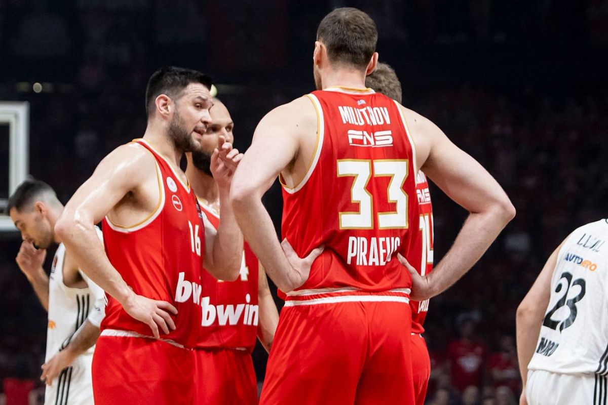 Jugadores de Olympiakos ante el Real Madrid