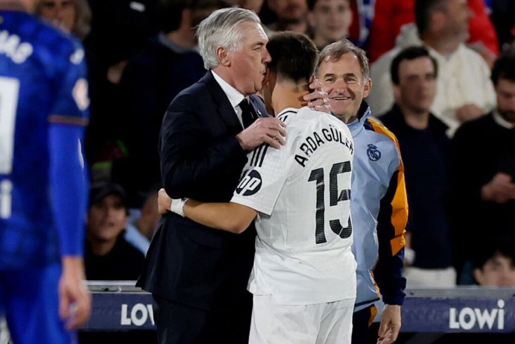 Ancelotti dándole un beso a Arda Güler