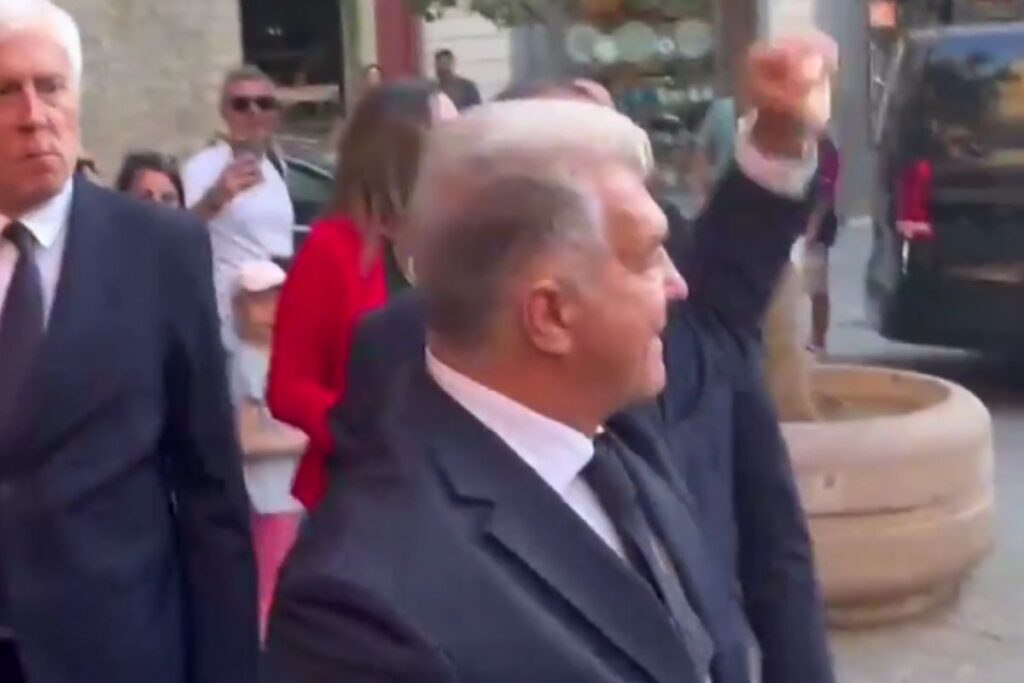 Esto es un esperpento: ¡Laporta entró a la cena oficial eufórico! Laporta celebrando antes de entrar en la cena