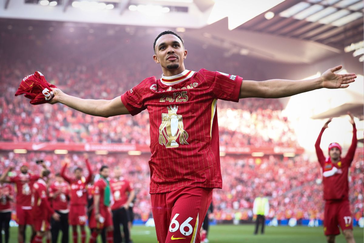 Trent Alexander-Arnold celebrando la Premier en Anfield
