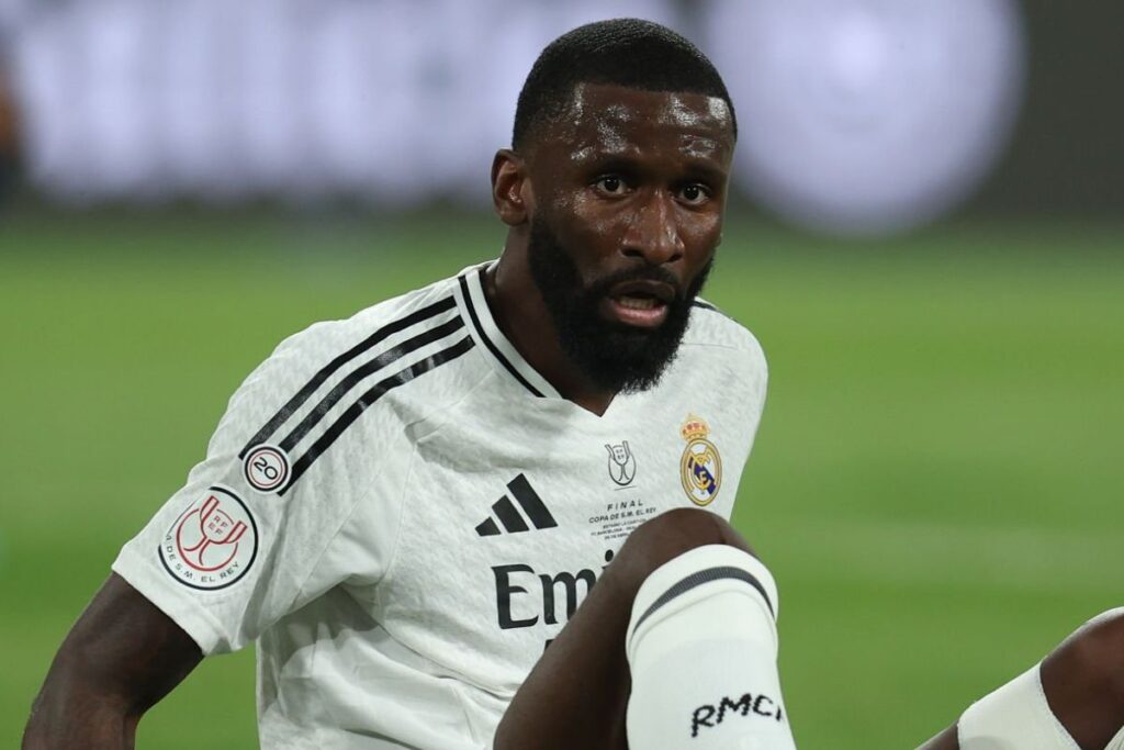 Rüdiger tendido en el césped