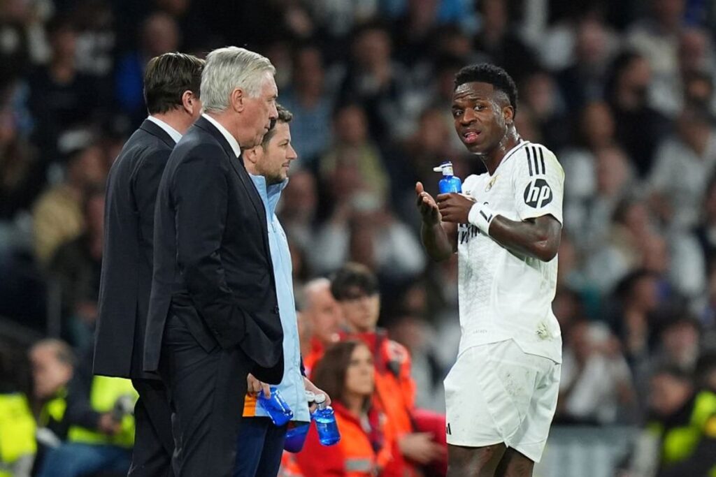 Vinicius y Ancelotti hablando