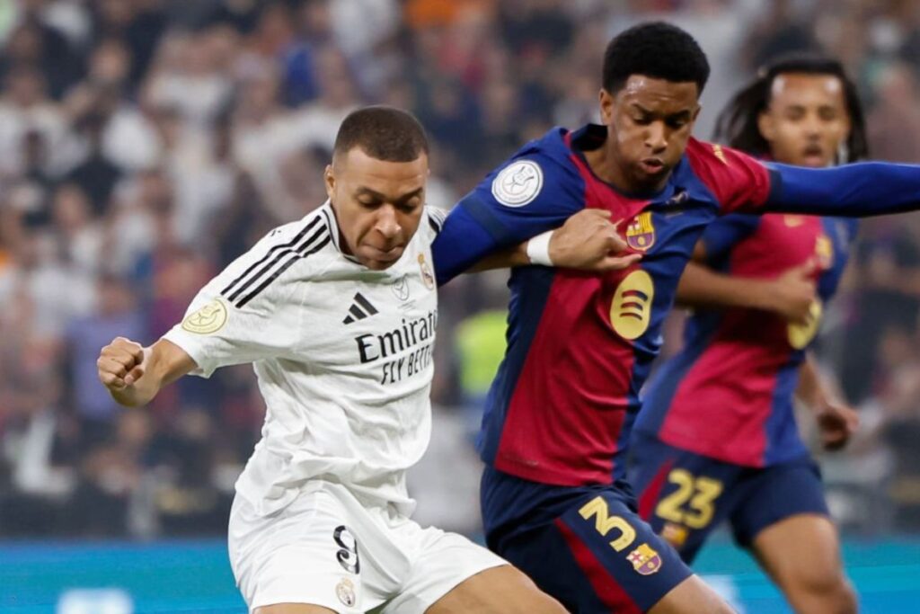 Mbappé disparando a portería ante Baldé y Koundé en un Clásico