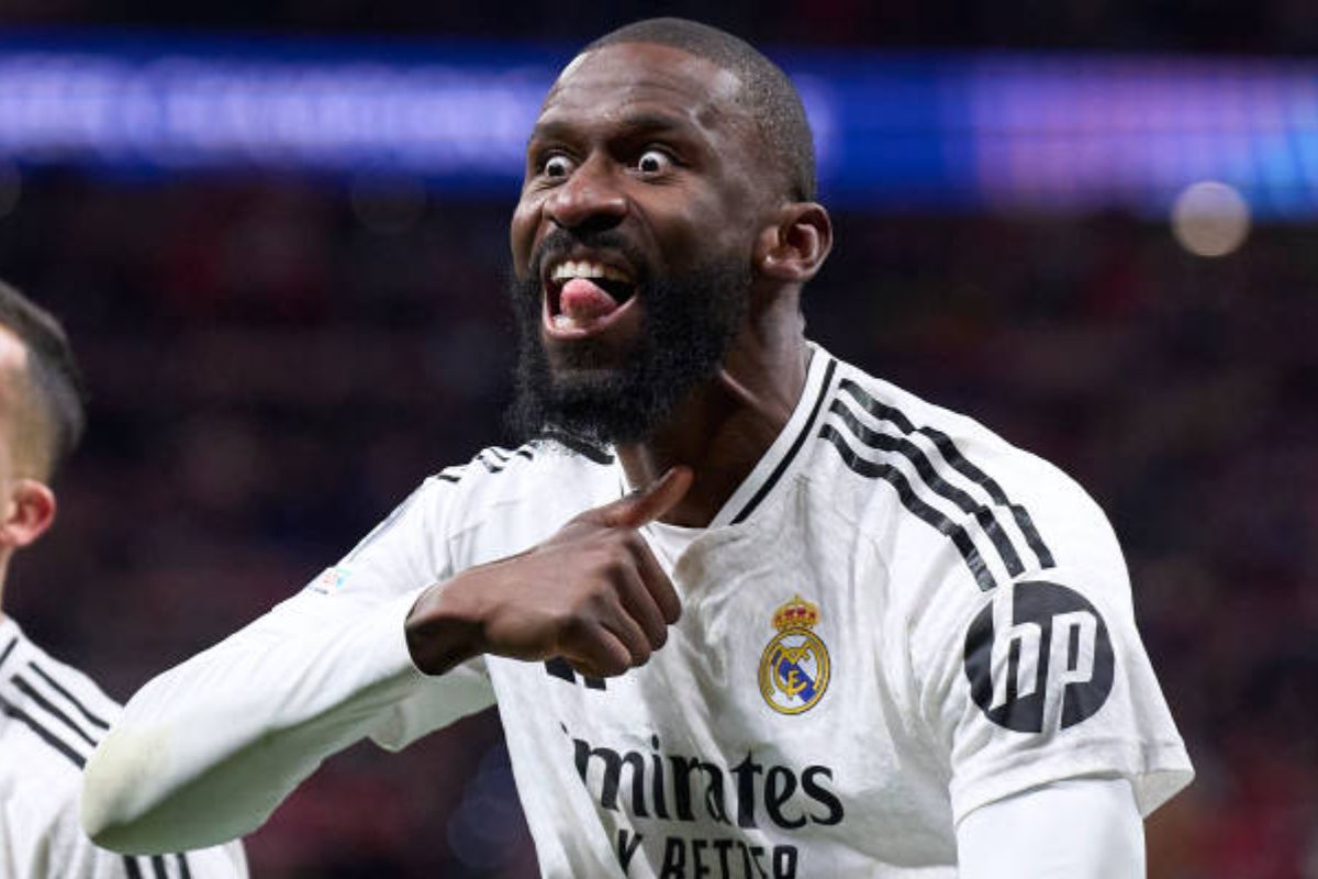 Rüdiger haciéndole el gesto del cuello a aficionados en el Metropolitano