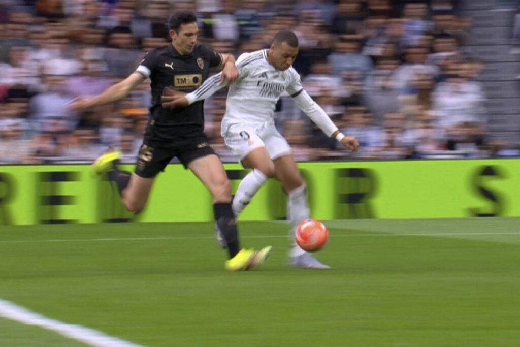 La polémica del Real Madrid-Valencia: Cuadra, dos veces al VAR en 20 minutos El penalti de Tárrega a Mbappé
