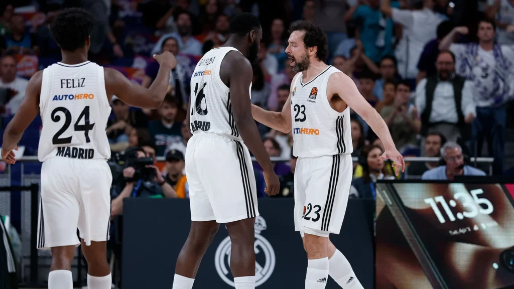 Llull celebrando una canasta