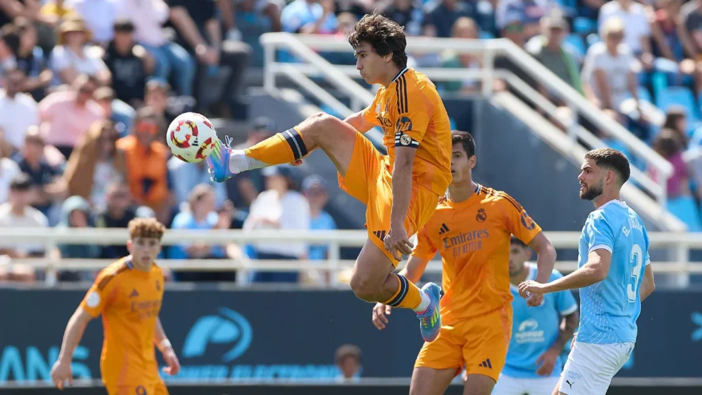 Gonzalo luchando por un balón en Ibiza