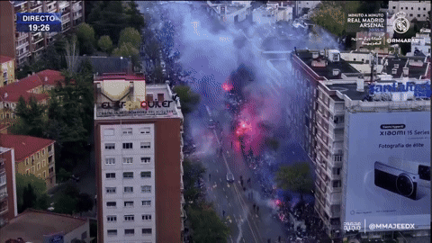 El autobús del Real Madrid llegando al Bernabéu
