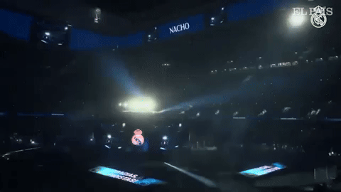 El Bernabéu haciendo su juego de luces en la celebración de la Decimoquinta