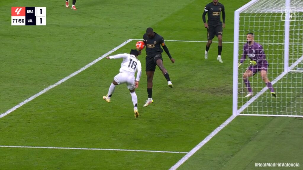 Endrick en la jugada que pidió mano ante el Valencia